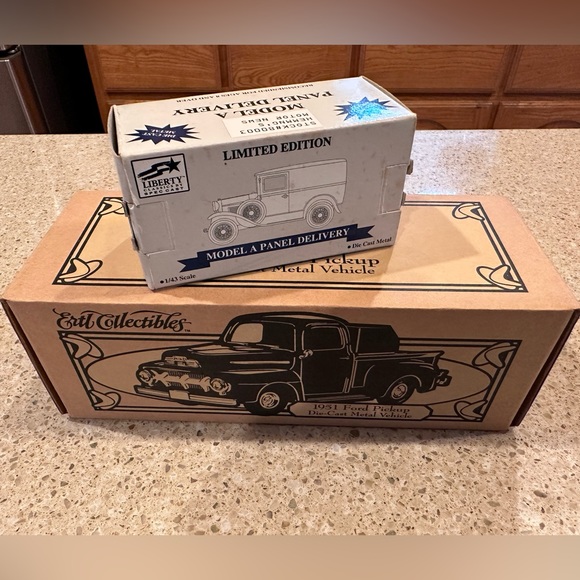 Hemmings Motor News Trucks~ Bank 1:25  And Model A Panel Delivery 1:43 Bundle - Picture 13 of 16